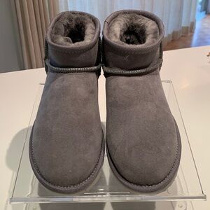 UGG 1974
Women's Classic Ultra Mini × 1
Slate / AU/US 8 | UK 6 | EU 39